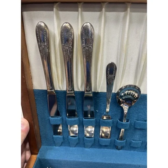 VTG WM. Rogers Mfg Co. Extra Plate 37 Piece Silverware Set in Box